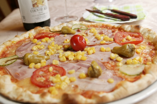Pizza láká jak západní usedlíky, tak Afghánce. Pizza láká jak západní usedlíky, tak Afghánce.