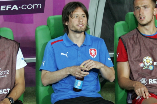 Tomáš Rosický z lavičky sleduje rozhodující zápas s Polskem. Tomáš Rosický z lavičky sleduje rozhodující zápas s Polskem.