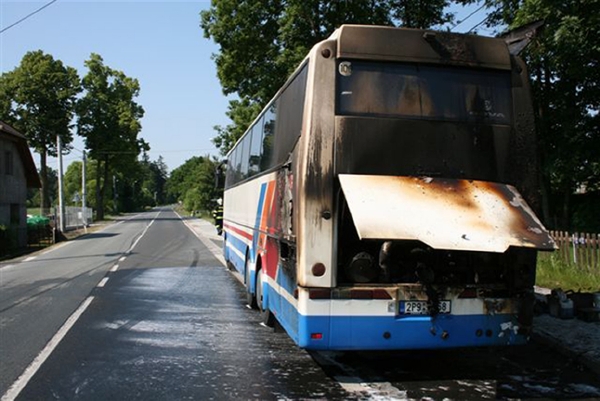 Na palubě hořícího autobusu byly desítky středoškoláků.
