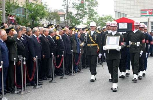Pohřeb tureckého vojáka padlého začátkem května v bojích s PKK. Pohřeb tureckého vojáka padlého začátkem května v bojích s PKK.