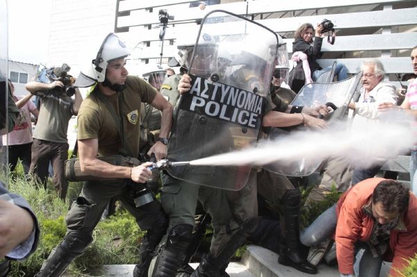 Řecká policie zasahuje proti demonstrantům (ilustrační foto). Řecká policie zasahuje proti demonstrantům (ilustrační foto).