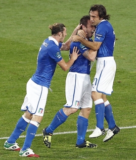 Antonio Cassano (uprostřed) v obležení reprezentačních spoluhráčů.