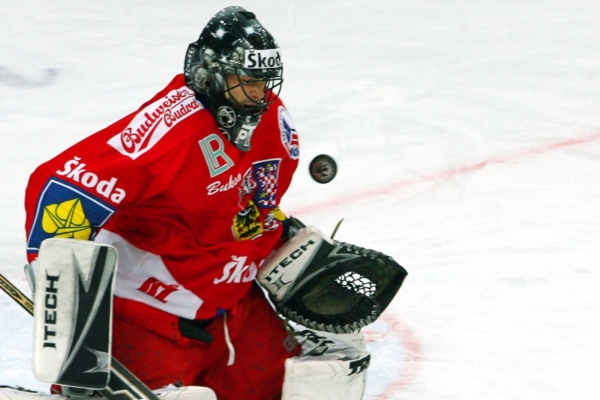 Gólman Alexander Salák v dresu české reprezentace.