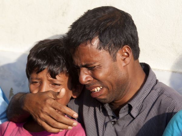 Zoufalý otec a syn, jimý se nepodařilo utéci do Bangladéše. 