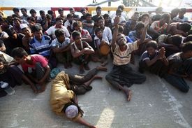 Rohingyové se marně snaží dostat do Bangladéše.