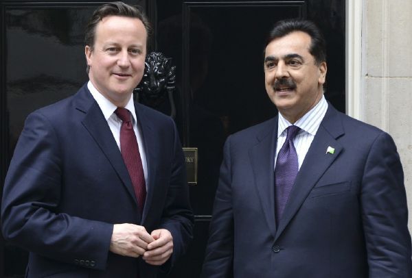 Lump, ale náš. Britský premiér Cameron se svým pákistánským protějškem Gíláním (květen 2012).