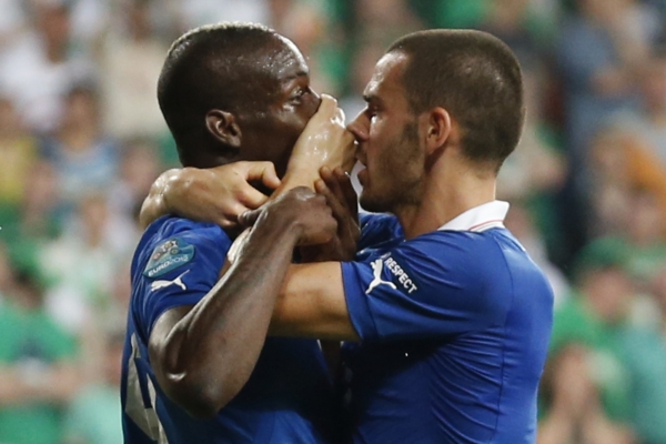 Leonardo Bonucci umlčuje Maria Balotelliho po vstřeleném gólu. Leonardo Bonucci umlčuje Maria Balotelliho po vstřeleném gólu.