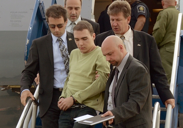 Pornoherec podezřelý z brutální vraždy Luka Rocco Magnotta při převozu zpět do Kanady. Pornoherec podezřelý z brutální vraždy Luka Rocco Magnotta při převozu zpět do Kanady.