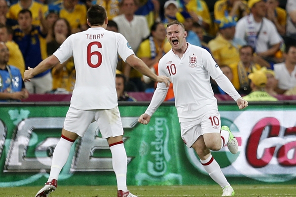 Wayne Rooney (vpravo) právě vstřelil jediný gól utkání.