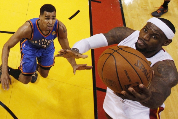 LeBron James z Miami (v bílém) v akci. LeBron James z Miami (v bílém) v akci.