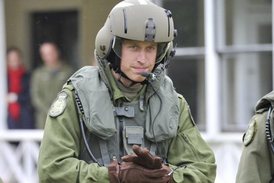 Princ William, vévoda z Cambridge, ve vojenské letecké uniformě.