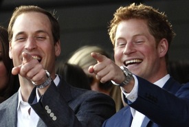 Princové William (vlevo) a Harry na koncertu k výročí panování Alžběty II. v Londýně.