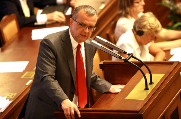 Miroslav Kalousek zlomil při hlasování kartu. Miroslav Kalousek zlomil při hlasování kartu.