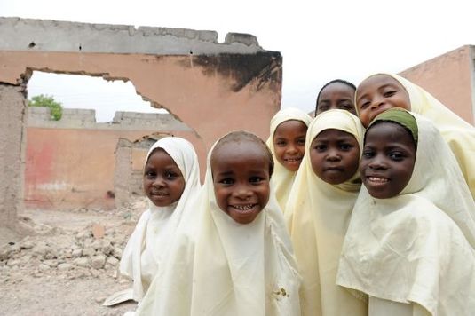 Křesťanské žačky u vypálené školy v Maiduguri.