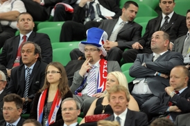 Velký fotbalový nadšenec ministr dopravy Pavel Dobeš (v klobouku) fandil přímo v Polsku.