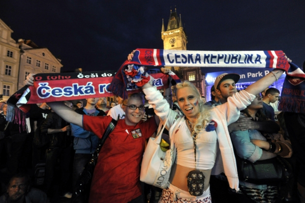 Fotbalové veselí vládne v posledních dnech i Staroměstskému náměstí v Praze. Fotbalové veselí vládne v posledních dnech i Staroměstskému náměstí v Praze.