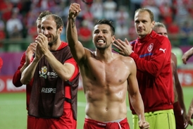 Milan Baroš (uprostřed), častý terč negativních emocí českých fanoušků.