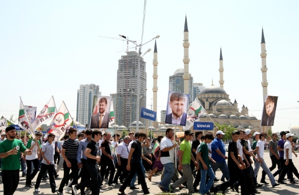 Za federální peníze si prokremelský čečenský vůdce Kadyrov vybudoval mládežnickou organizaci i honosné hlavní město. Za federální peníze si prokremelský čečenský vůdce Kadyrov vybudoval mládežnickou organizaci i honosné hlavní město.