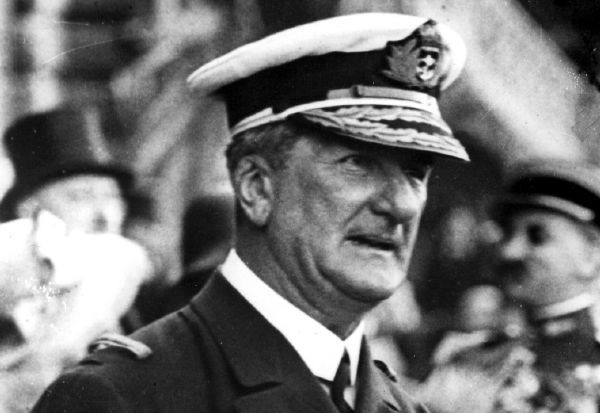 Admirál Miklós Horthy ožívá.