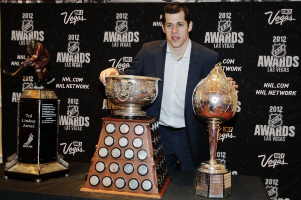 Jevgenij Malkin s trofejemi.