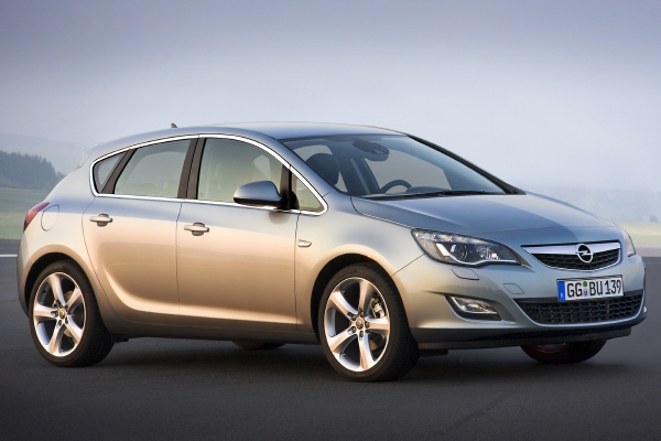Bestseler značky Opel - model Astra v "normálním" kabátě.