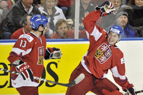Útočník Tomáš Hertl (vpravo), jedna z českých nadějí na draftu NHL.