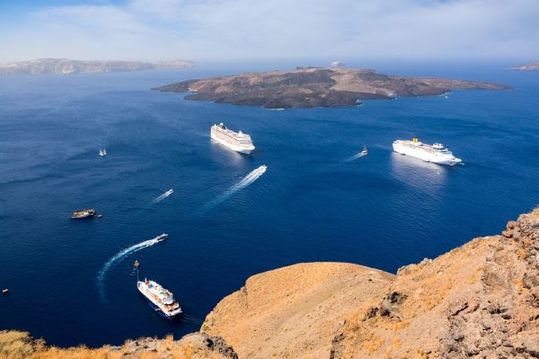 Nádherné panorama. Vody kolem ostrova Santorini.
