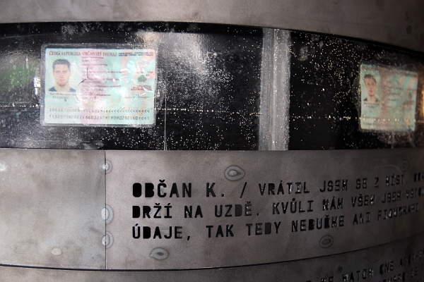 Jeden z falešných občanských průkazů z výstavy Občan K. výtvarné skupiny Ztohoven. Jeden z falešných občanských průkazů z výstavy Občan K. výtvarné skupiny Ztohoven.