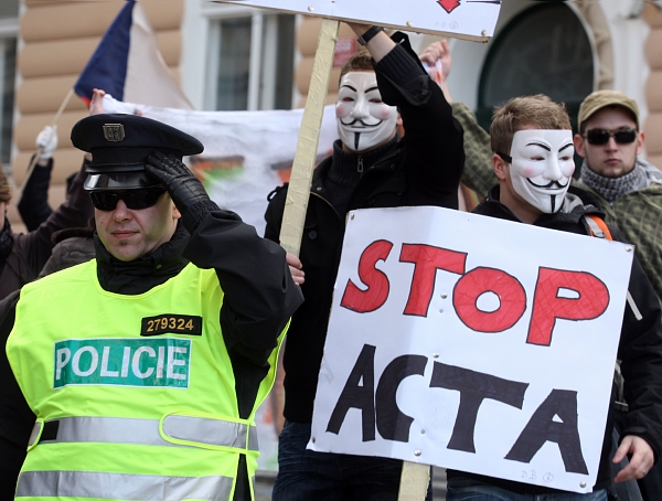 Čeští odpůrci smlouvy ACTA na demonstraci 25. února letošního roku.