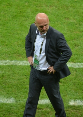 Český trenér Michal Bílek při utkání s Portugalskem.