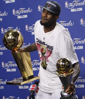 Nejužitečnější hráč play-off NBA LeBron James.