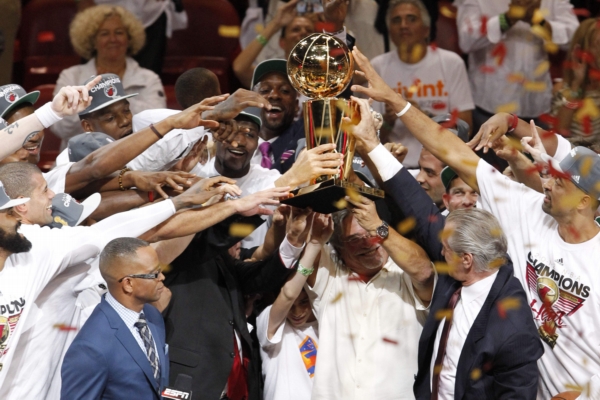 Basketbalisté Miami se radují z triumfu v NBA.