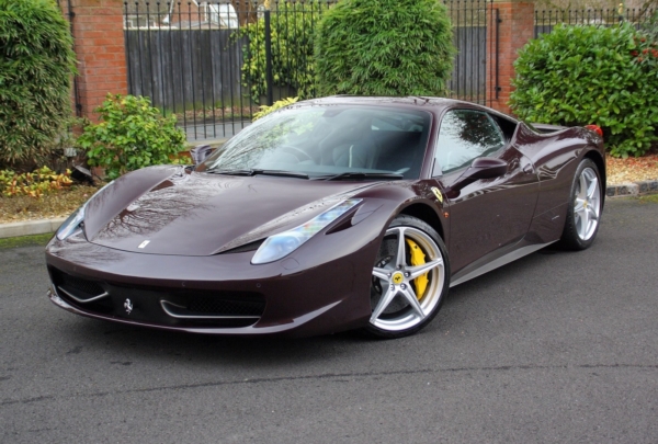 V Praze shořelo ferrari. V Praze shořelo ferrari.