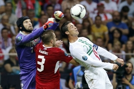 Petr Čech při jednom ze "setkání" s Cristianem Ronaldem (v bílém). 