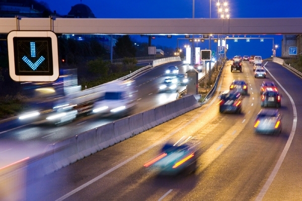 Automobilová doprava škodí zdraví. Nejen emise, ale také hluk může způsobit infarkt.