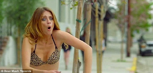 Bartonová se po ztrátě oděvu za taxíkem rozběhne.
