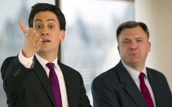 Na příliv pracovníků z Východu doplatili britští pracující, míní šéf strany práce Ed Miliband (vlevo).