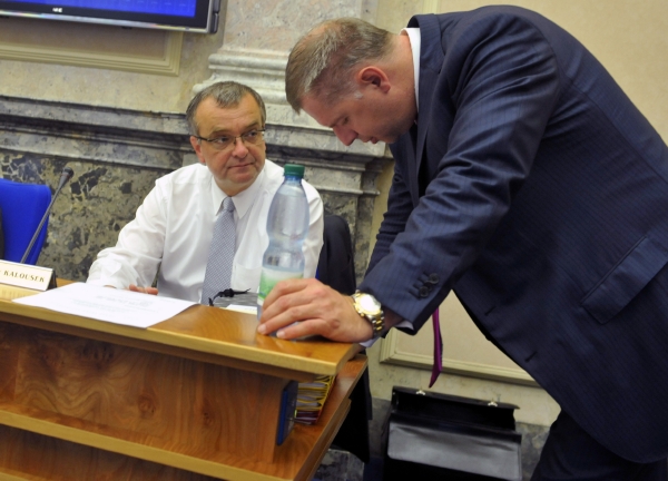 Ministr Miroslav Kalousek při jednání vlády (vpravo ministr zemědělství Petr Bendl).