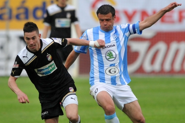 Fotbalisté Mladé Boleslavi (v modrobílém) si zahrají Evropskou ligu místo Olomouce.