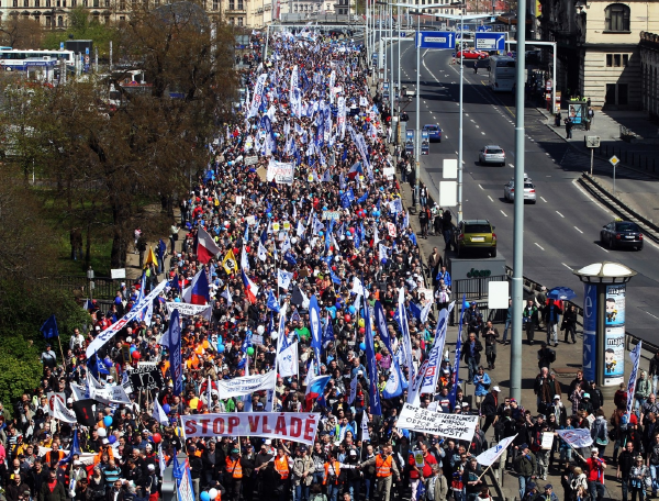 Demonstrace odborů proti vládním reformám.
