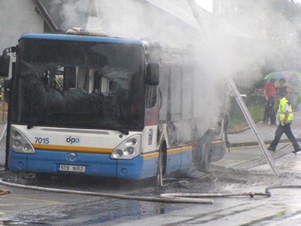 Hasiči autobus uhasili za sedm minut.