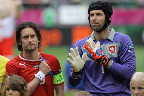 Gólman Petr Čech s kapitánem Tomášem Rosickým.