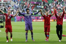 Petr Čech se spoluhráči při děkovačce fanouškům po utkání s Řeckem.