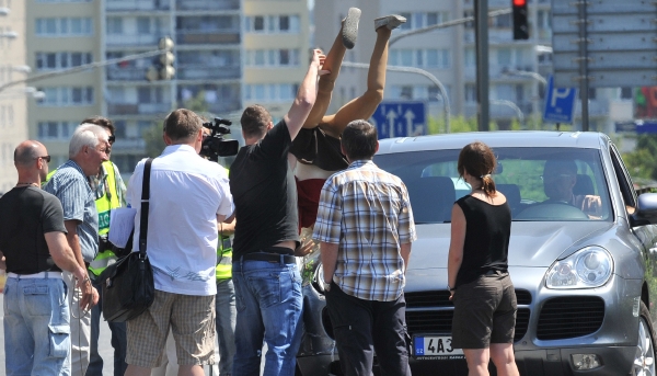 Momentka z rekonstrukce nehody lobbisty Romana Janouška. Momentka z rekonstrukce nehody lobbisty Romana Janouška.