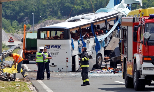Z autobusu českých turistů zbyl po nehodě na chorvatské dálnici jen šrot. Z autobusu českých turistů zbyl po nehodě na chorvatské dálnici jen šrot.