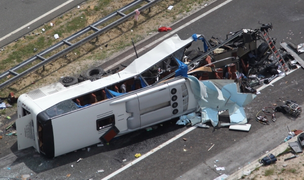 Zdevastovaný autobus v Chorvatsku na dálnici.