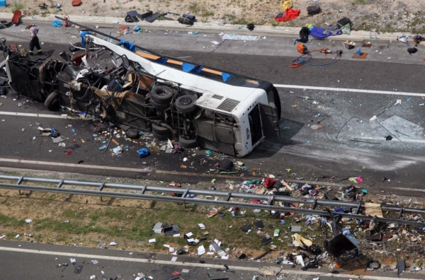 Vrak českého autobusu, který havaroval na chorvatské dálnici. Na jeho palubě zahynulo osm lidí.