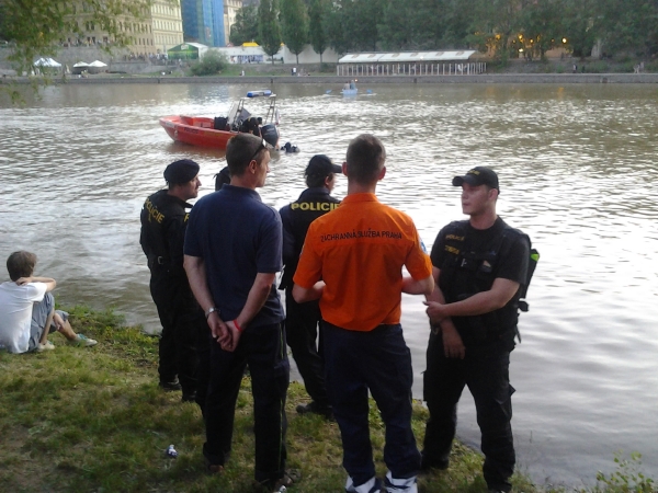  Policie pátrala 23. června večer po člověku, který na pražském hudebním festivalu United Islands skočil do vody a už nevyplaval. Podle neoficiálních zdrojů ČTK na místě se muž vsadil, že doplave ze Střeleckého ostrova na Kampu a zpět, zpátky už ale nedoplaval.