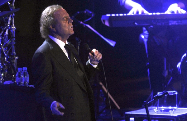 V pražské O2 areně vystoupil 23. června španělský zpěvák Julio Iglesias.