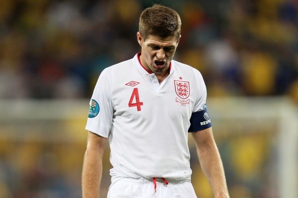 Nešťastný kapitán Anglie Steven Gerrard.